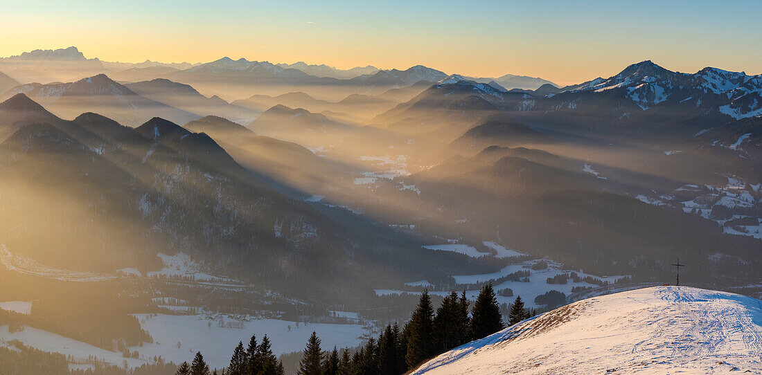 Blick in Richtung Jachenau und Zugspitze. Blick vom Berg Schönberg bei Lenggries in den bayerischen Alpen im Winter. Deutschland, Bayern