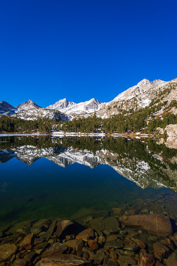 Die Gipfel der Sierra spiegeln sich im Long Lake, Little Lakes Valley, John Muir Wilderness, Kalifornien, USA
