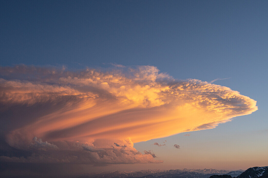 Sonnenuntergangs-Wolke über dem Arapaho National Forest, Colorado