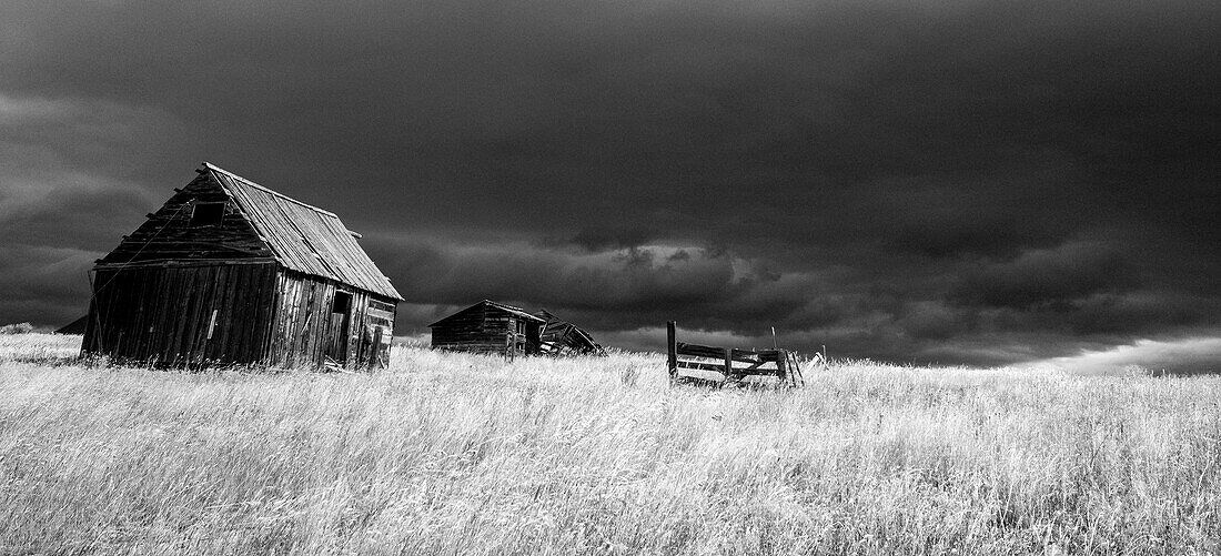 USA, Idaho, Highway 36, Liberty Sturm zieht über alte Holzscheune