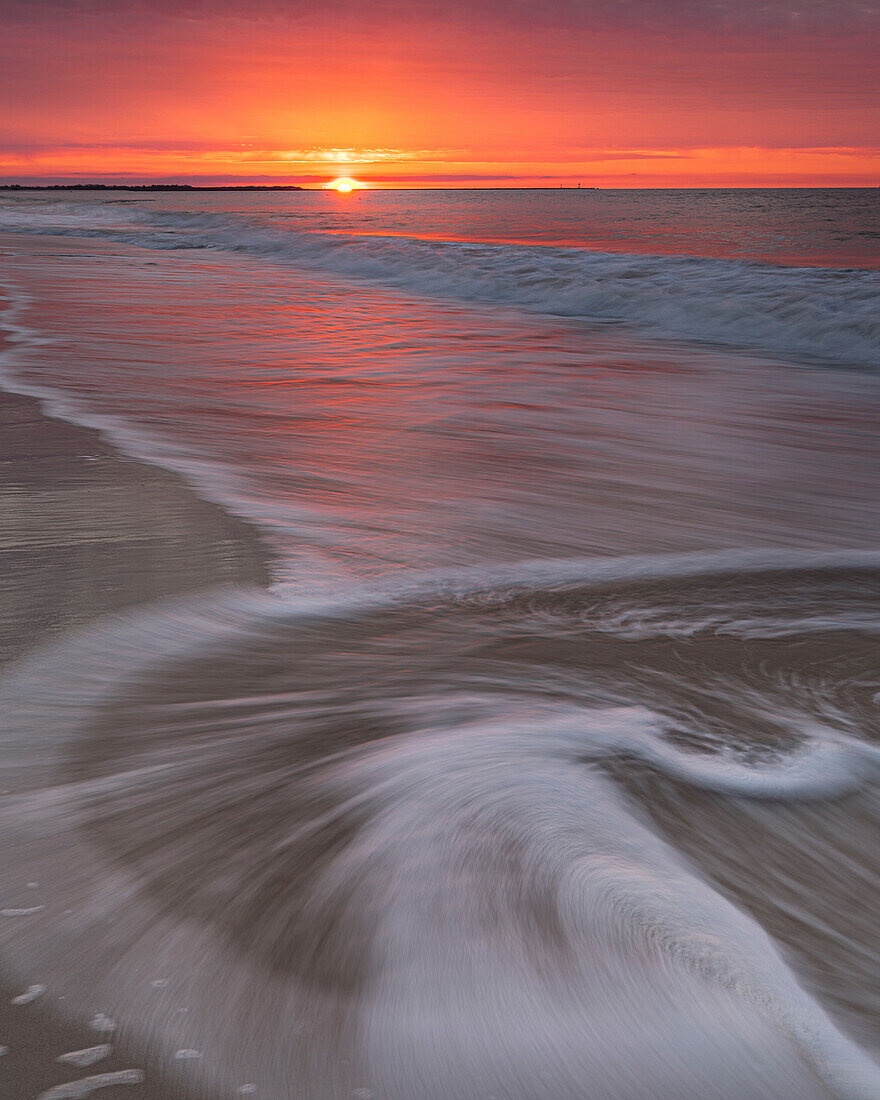 USA, New Jersey, Cape May National Seashore. Sonnenaufgang an der Küste.