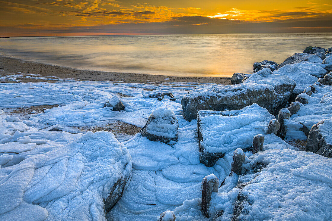 USA, New Jersey, Cape May National Seashore. Eis und Schnee am Meeresufer.