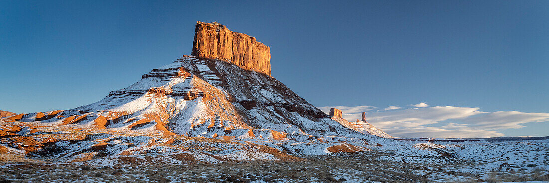 Vereinigte Staaten von Amerika, Utah. Winterliche Aussicht auf den Castleton Tower, das Pfarrhaus und andere Tafelberge bei Castle Valley und Moab.