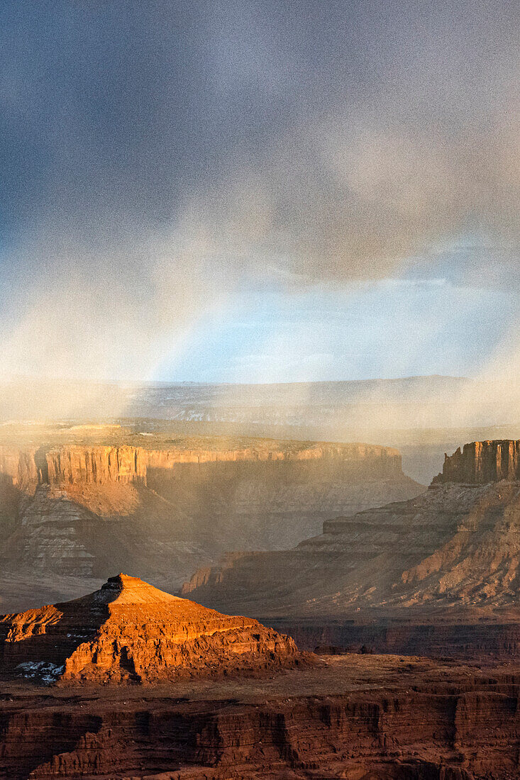 USA, Utah. Sonnenuntergang Licht bricht durch die Wüste Sturmwolken, Dead Horse State Park.
