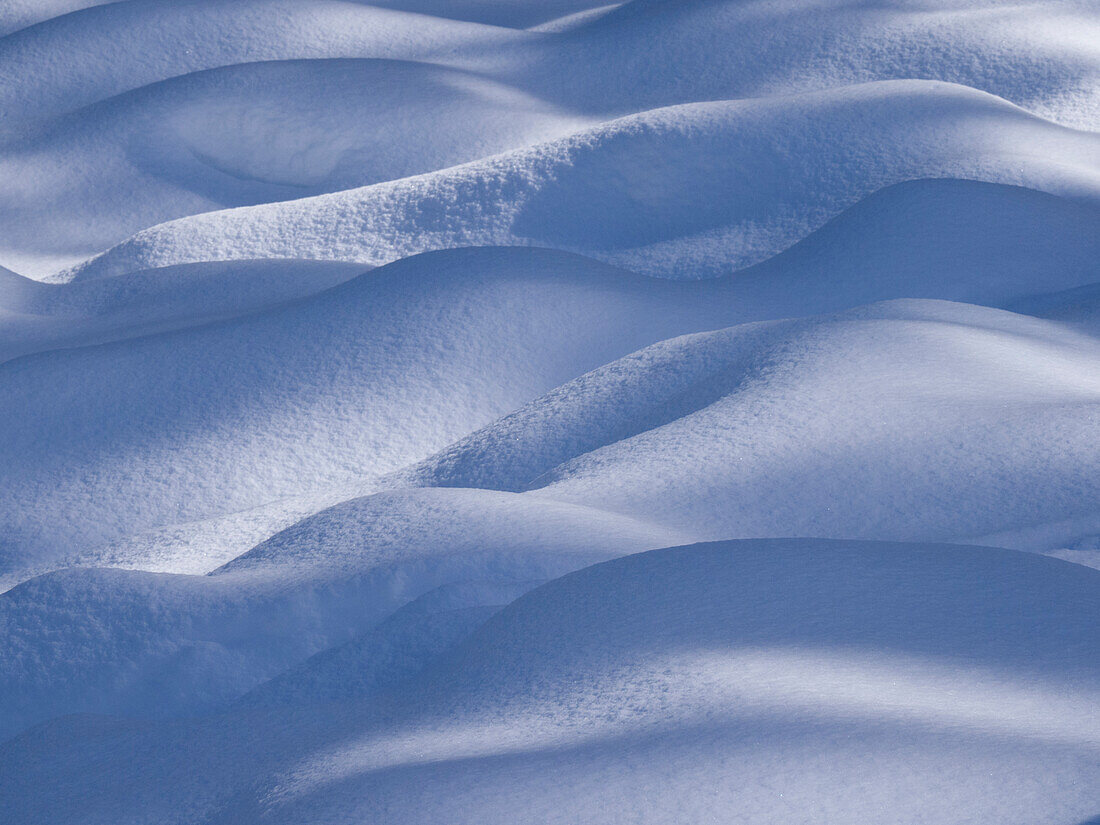 USA, Bundesstaat Washington, Cle Elum, Kittitas County. Schneehügel im Winter.