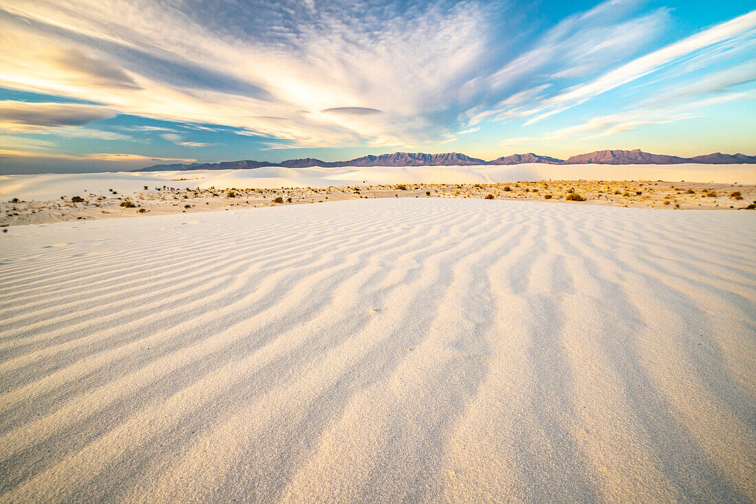 USA, Neu-Mexiko, White Sands National Monument. Weiße Sanddünen und Wolken.