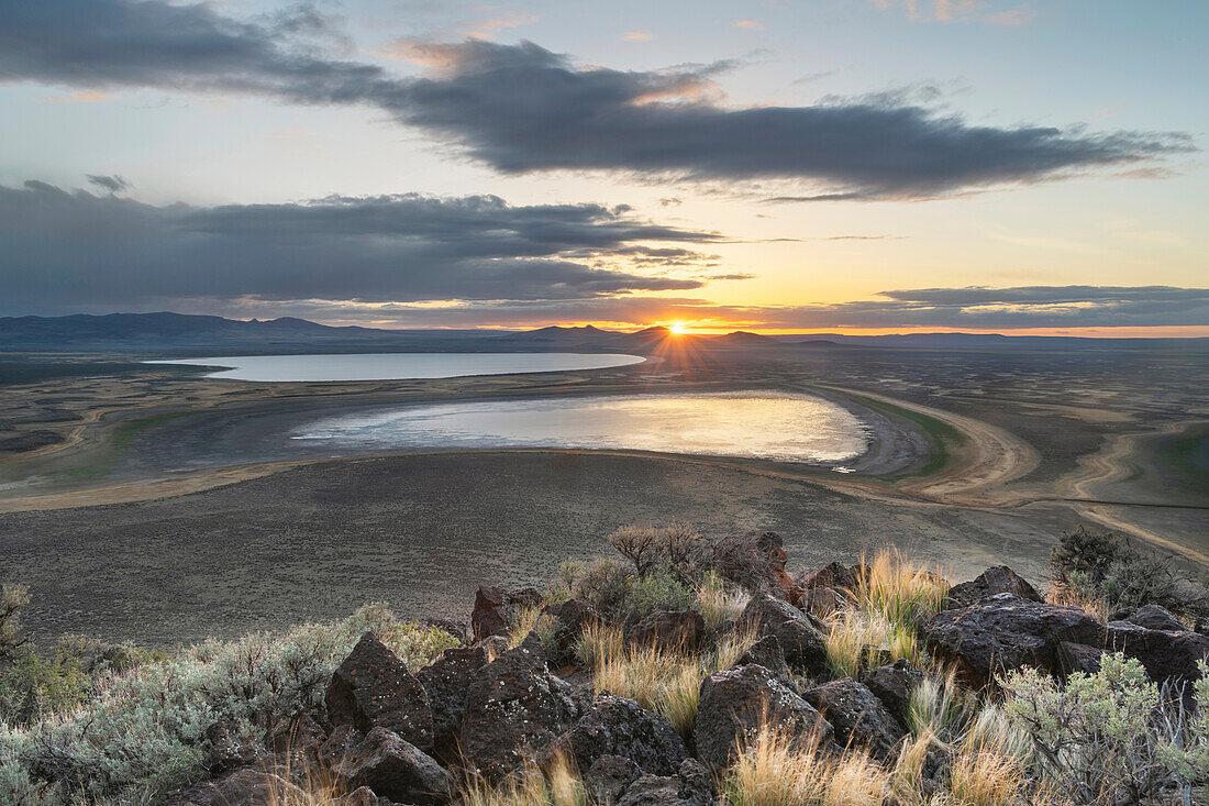Sonnenuntergang über den Warner Lakes Wetlands, gesehen vom Hart Mountain National Antelope Refuge,, Oregon