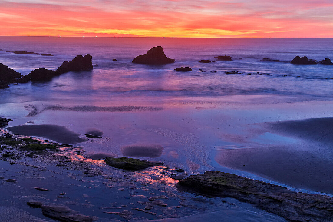 USA, Oregon. Seal Rock State Recreation Site sunset at low tide