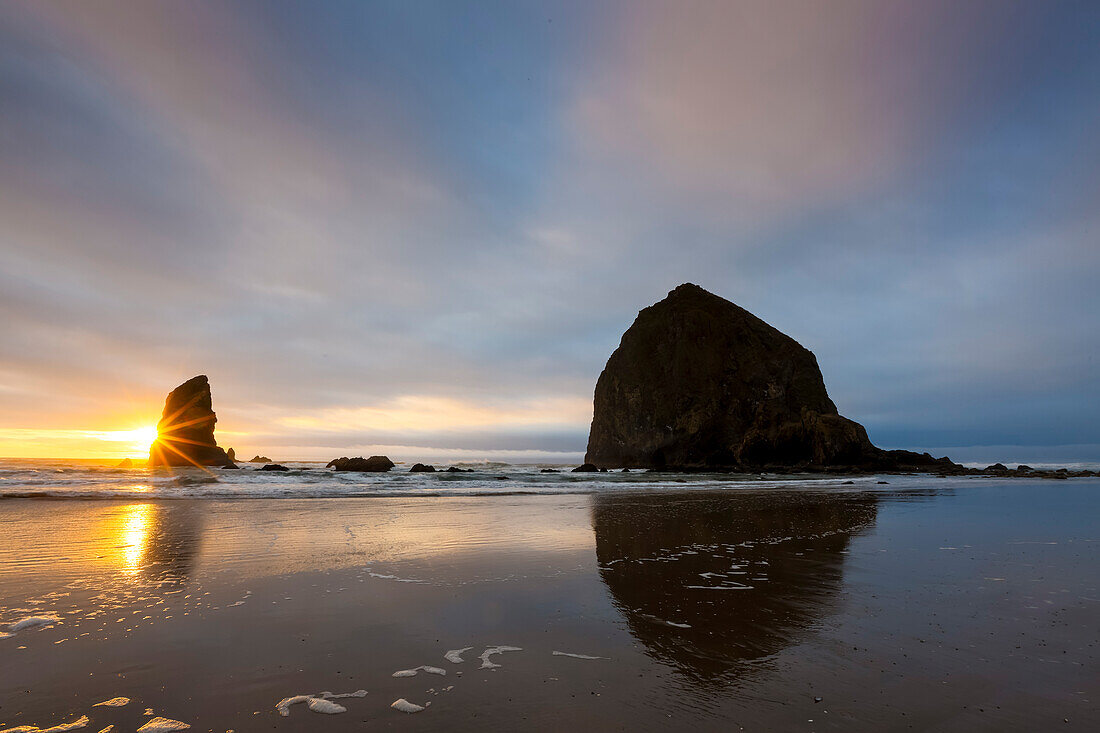 USA, Oregon. Cannon Beach und Haystack Rock bei Sonnenuntergang