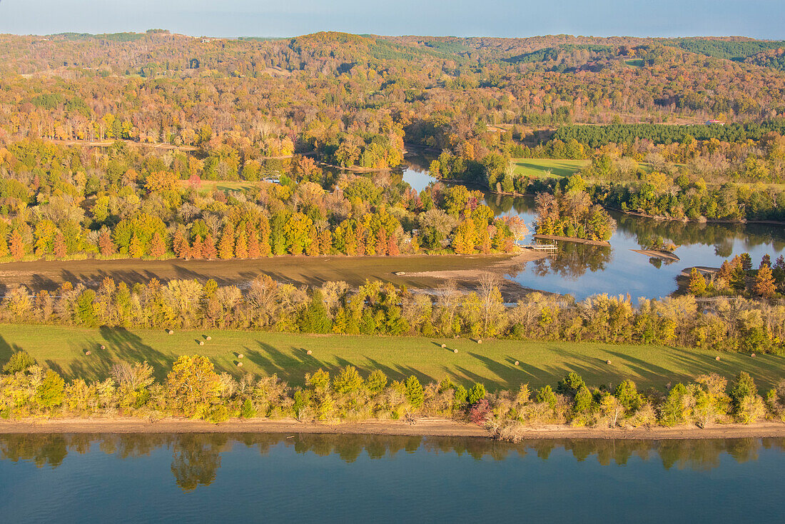 USA, Tennessee. Herbstfarbe Tennessee River, Blue Ridge Mountains