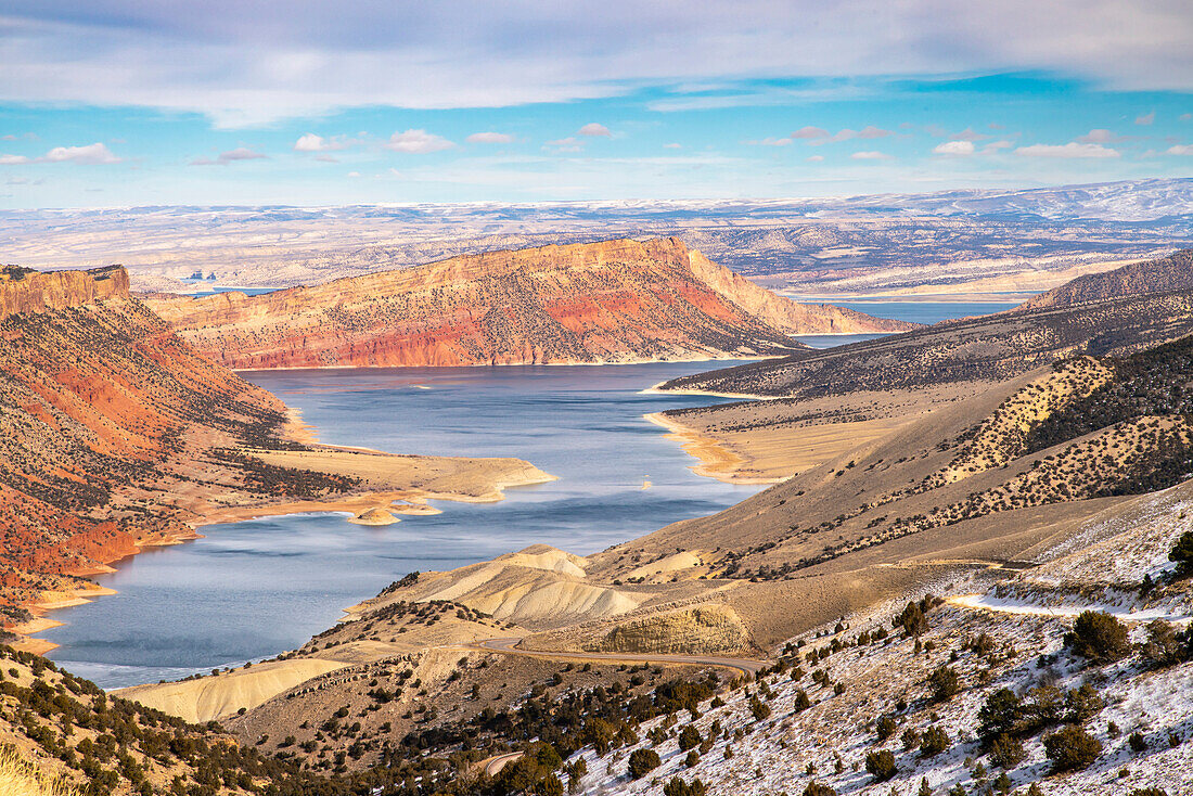 USA, Utah, Flaming Gorge Reservoir. Niedriger Grundwasserspiegel in der Schlucht.