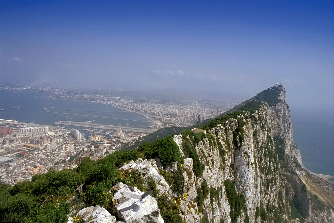 Spitze von Gibralter mit Blick auf die Stadt darunter