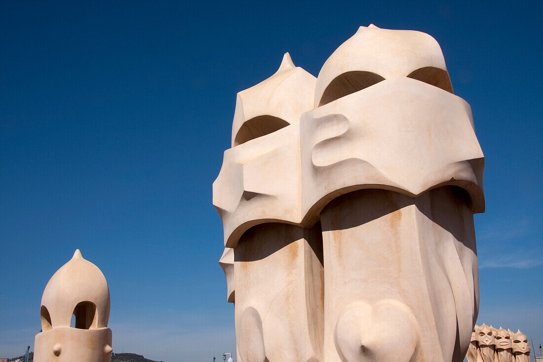 Skulpturen auf dem Dach des Wohnhauses Casa Mila, von Antonio Gaudi