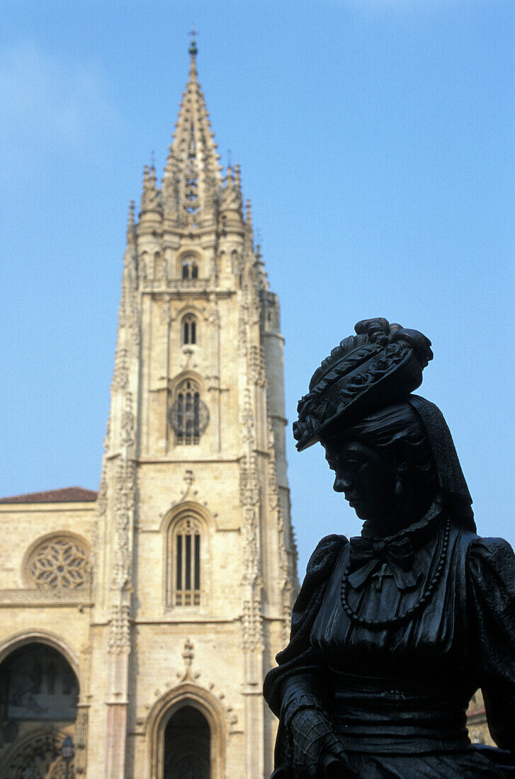Skulptur außerhalb der Kathedrale Â