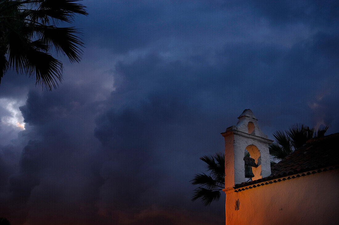 Glockenturm der San Telmo Kirche bei Nacht