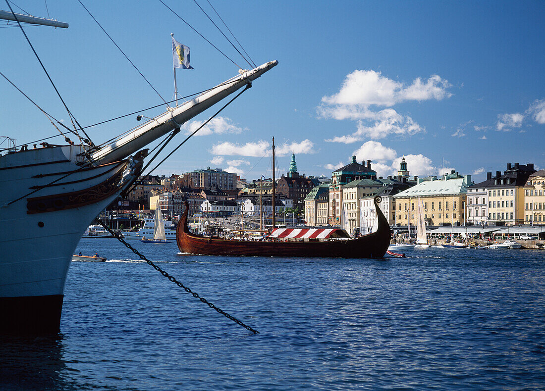 Ein Wikingerboot und die Skyline