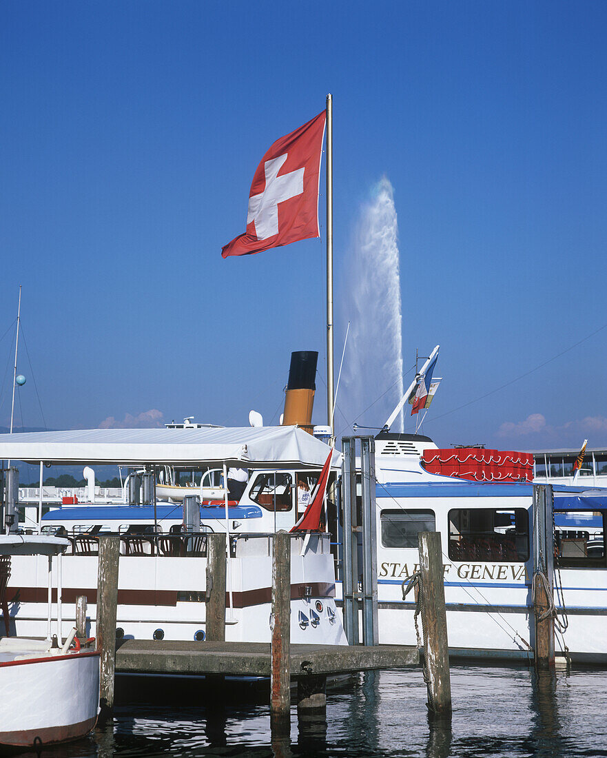 Boote und Jet D'eau und Schweizer Flagge am Genfersee