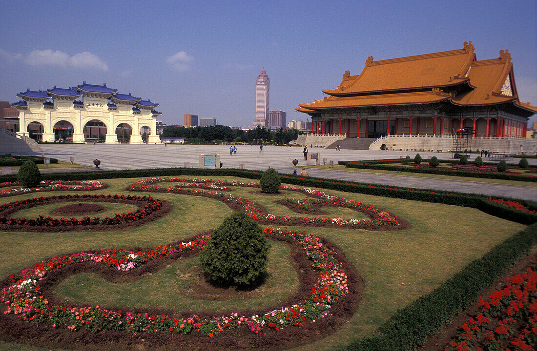 Garten mit Chiang Kai Shek Memorial Hall Tor in der Ferne