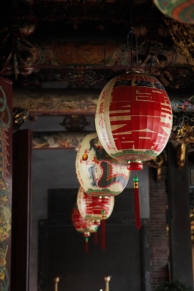 Laternen und Dekorationen am Longshan-Tempel