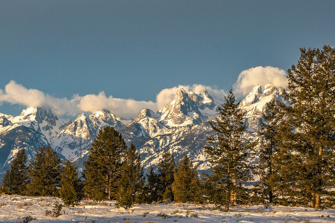 USA, Wyoming, Grand Teton National Park. Grand Tetons im Winter.