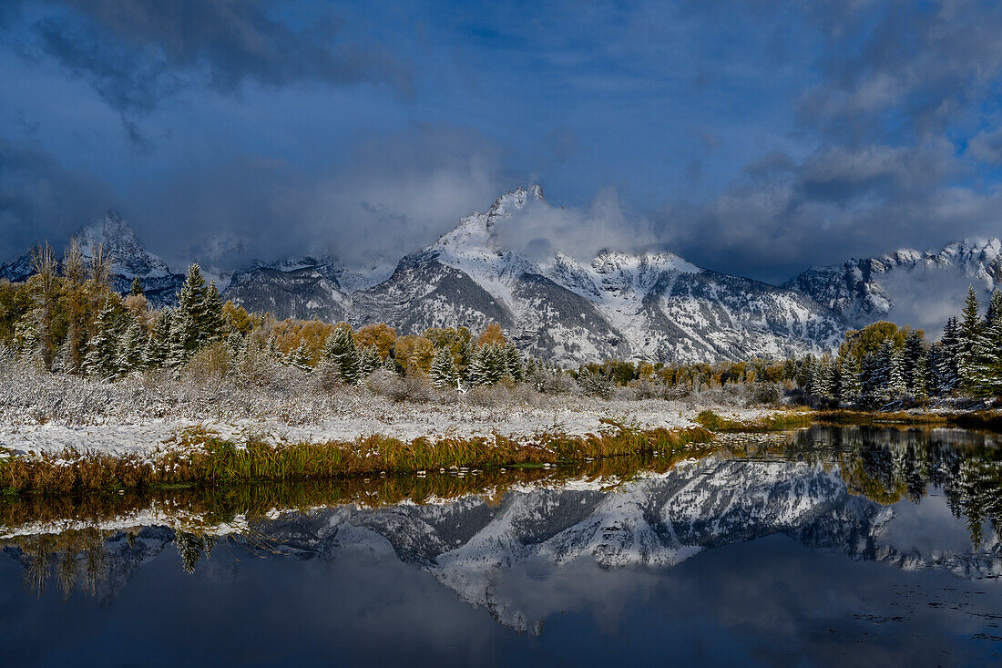 USA, Wyoming. Herbstschnee und Spiegelung der Teton-Berge, Grand Teton National Park
