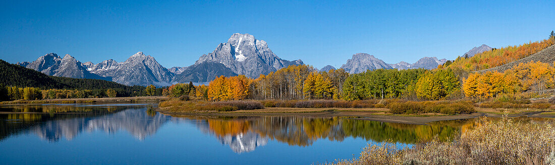 USA, Wyoming. Spiegelung von Mount Moran und Herbstapfelbäumen am Oxbow, Grand Teton National Park.