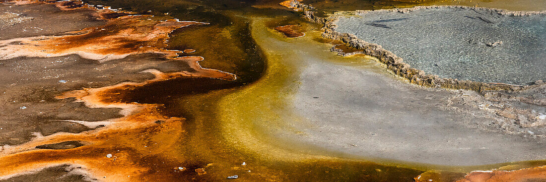 USA, Wyoming. Farbenfrohe abstrakte Muster von Hydrothermalbecken in der Nähe des Great Fountain Geyser, Yellowstone National Park.