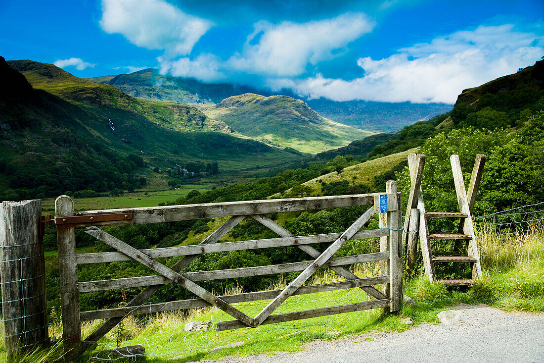 Großbritannien, Snowdonia National Park; Nordwales, Zaun und dramatische Landschaft dahinter; Nantgwynant