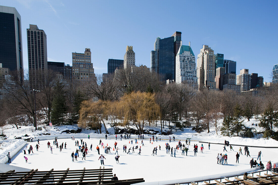 USA, Tilt Shift Bild von Schlittschuhläufern auf dem Teich am südlichen Ende des Central Park; New York City