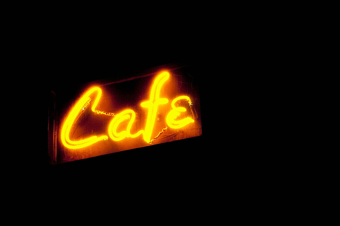 Cafe Neonschild bei Nacht, East Village; Manhattan, New York, USA