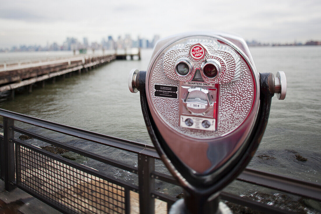 Fernglas mit Blick auf den Hudson River; New York City, New York, Vereinigte Staaten von Amerika