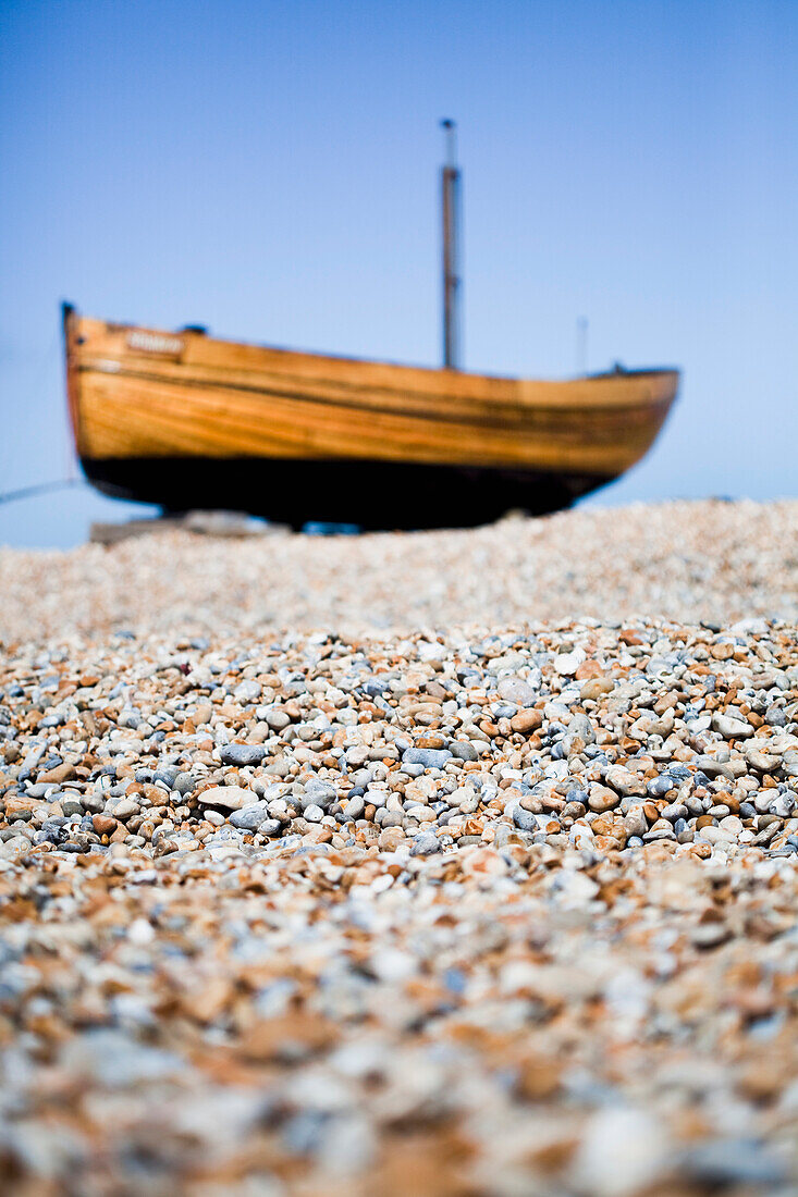 Fischerboote an den Kiesbänken von Dungeness; Kent, England