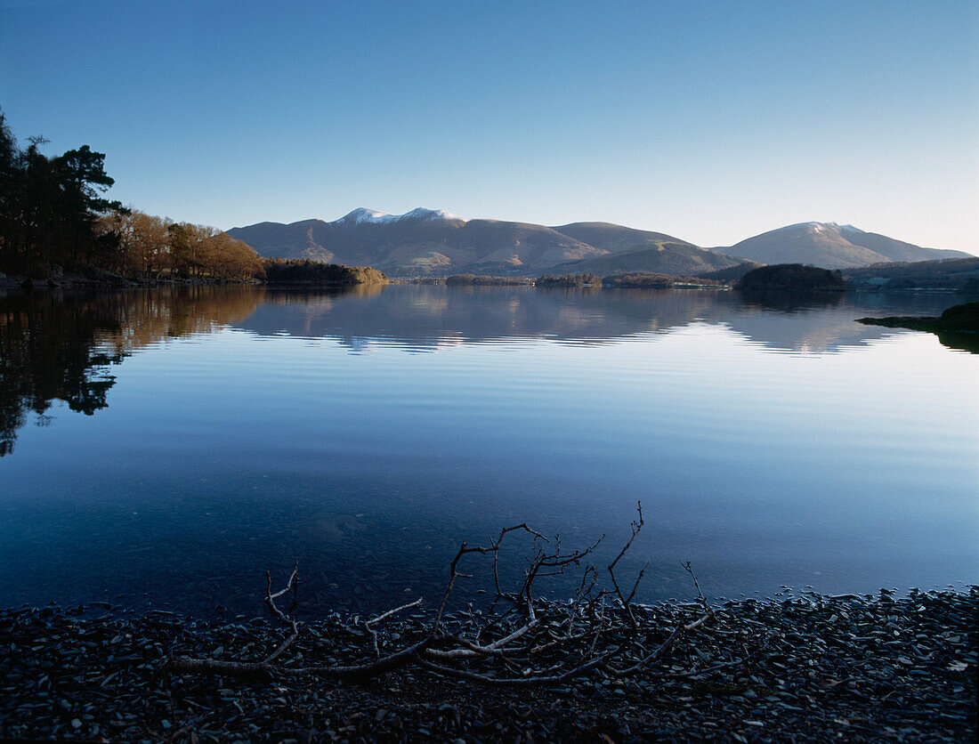 Ruhige Gewässer von Derwent Water kurz nach der Morgendämmerung