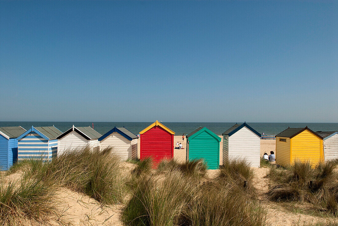 Traditionelle bunte Strandhütten in den Sanddünen; Southwold, Suffolk, England