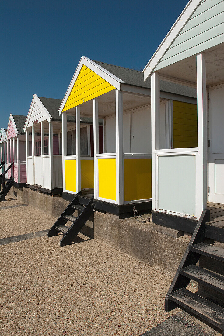 Traditionelle bunte Strandhütten an der Strandpromenade; Southwold, Suffolk, England