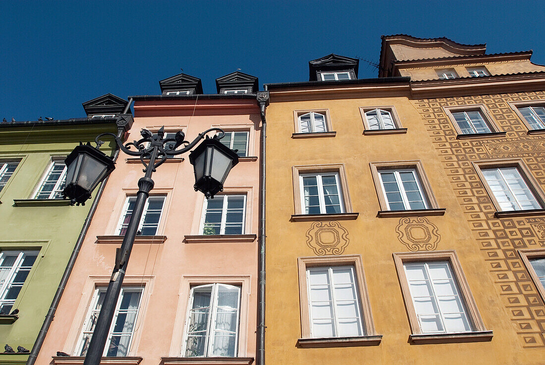 Detaillierte Fassaden der Bürgerhäuser am Zamkowy-Platz (Plac Zamkowy), die nach dem Zweiten Weltkrieg wieder aufgebaut wurden und heute das UNESCO-Weltkulturerbe Altstadt von Warschau bilden, Polen