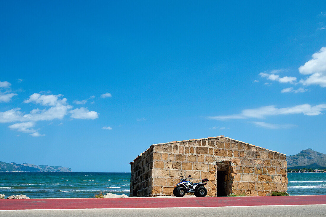 Geparktes Motorrad in S'albufereta bei Alcudia, Mallorca, Balearen, Spanien