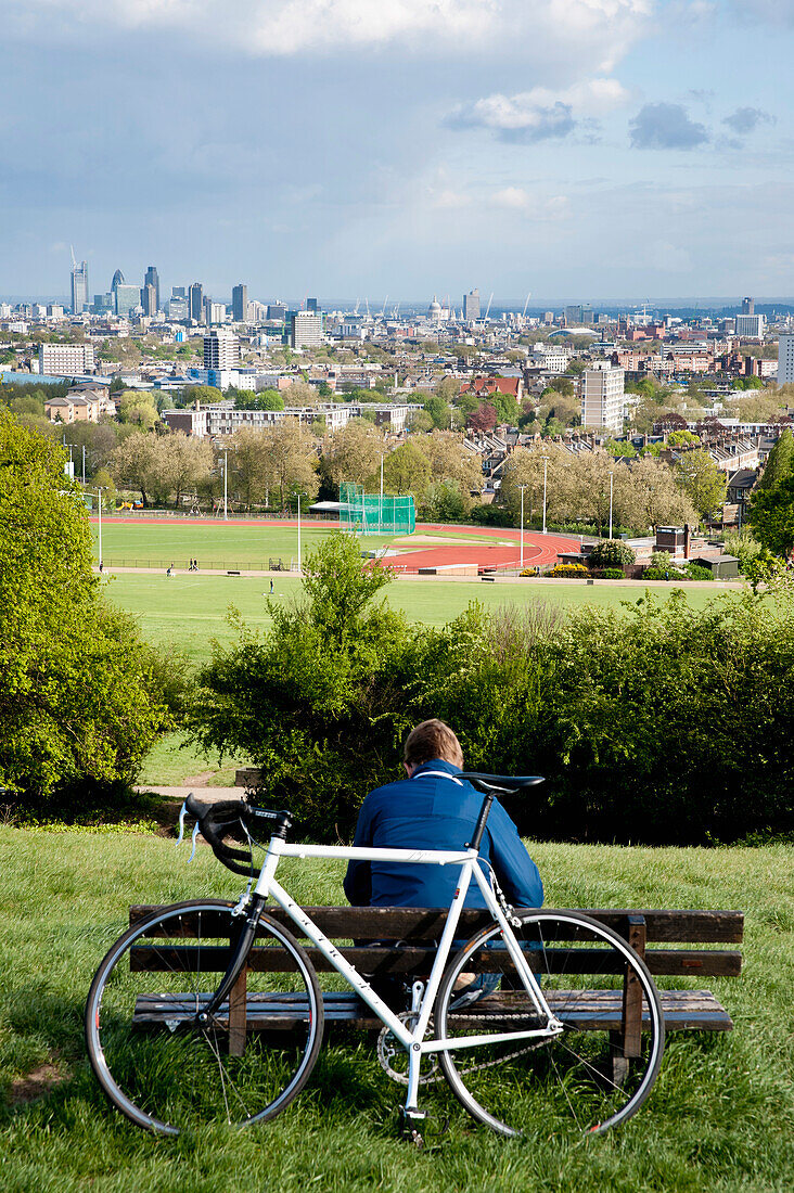 Radfahrer genießt die Aussicht auf London vom Parliament Hill in Hamstead Heath, London, Großbritannien