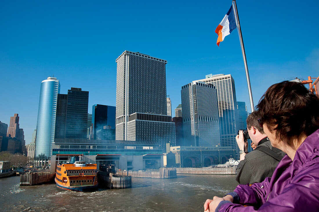 Touristen genießen die Aussicht auf Manhattan von der Staten Island Ferry, New York, USA