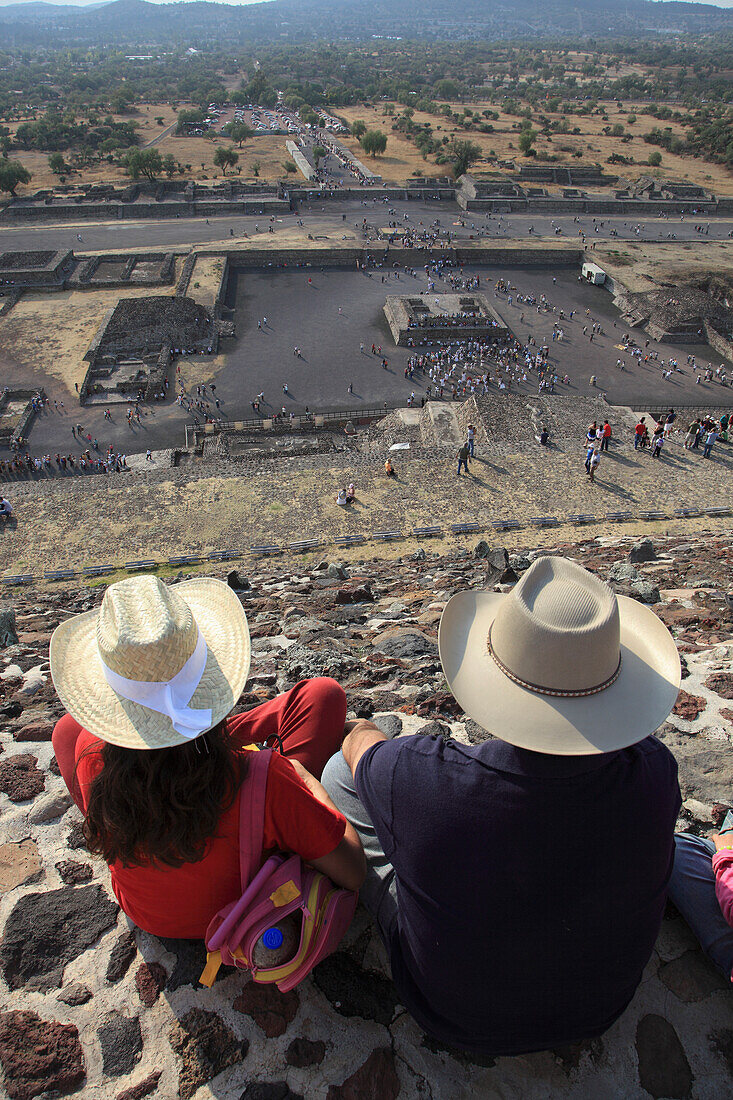 Mexiko, Touristen sitzen an der Sonnenpyramide; Teotihuacan Archäologische Stätte