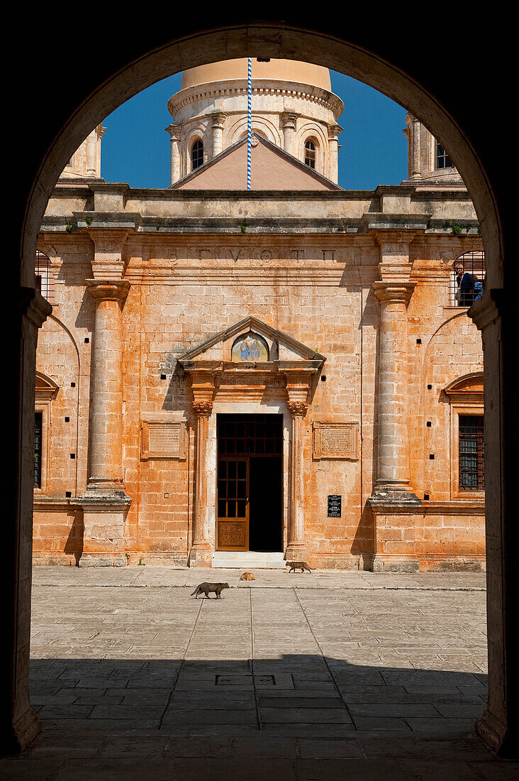 Griechenland, Kreta, Katzen beim Spaziergang an der Kirche des Klosters Agia Triada vorbei; Halbinsel Akrotiri