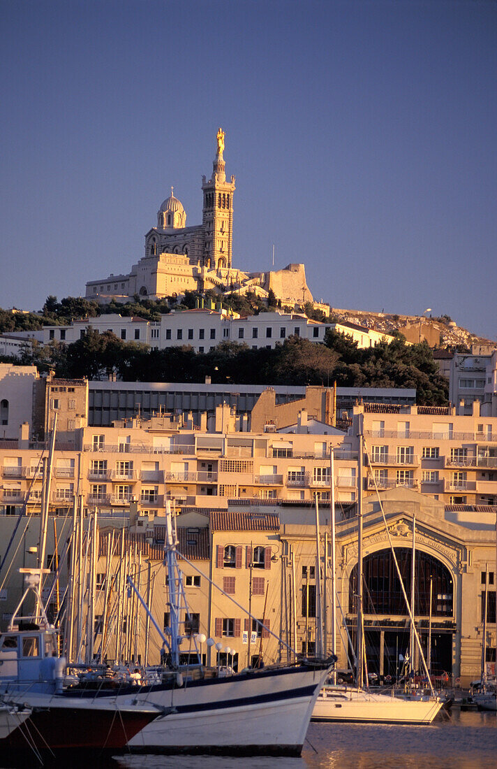 Notre Dame De La Garde und Hafen bei Sonnenuntergang; Marseille, Frankreich