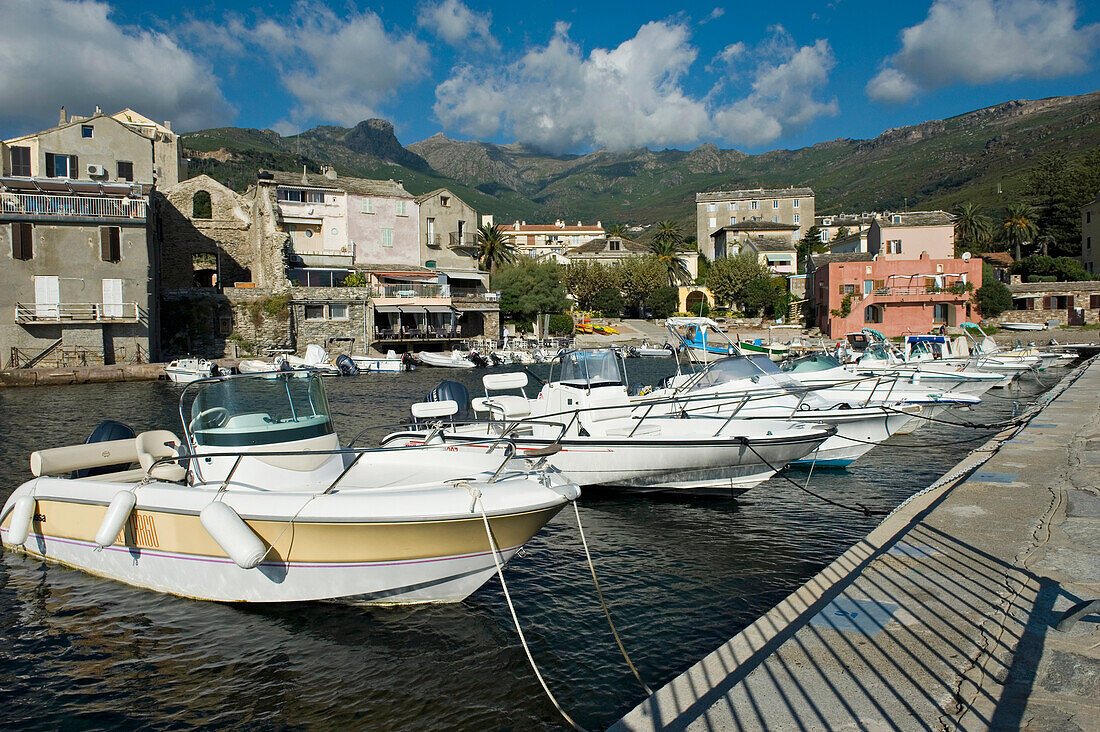 Der kleine Hafen von Erbalunga an der Ostküste von Cap Corse. Korsika. Frankreich