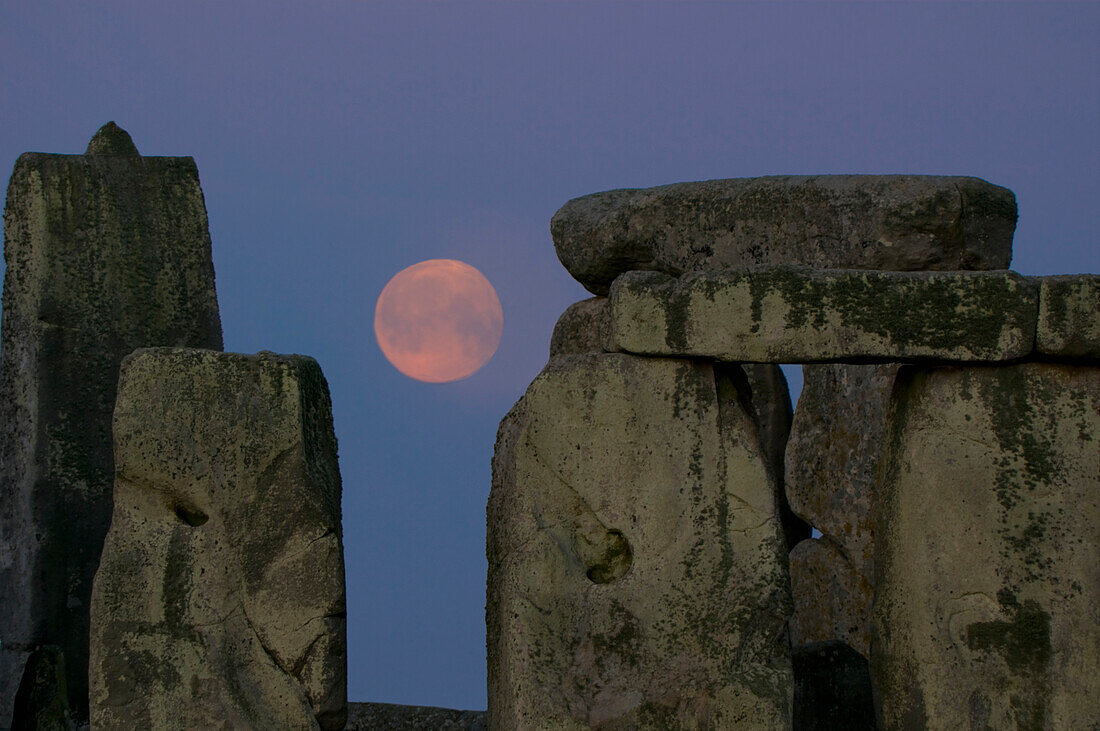Stonehenge mit einem Erntemond; Wiltshire, England
