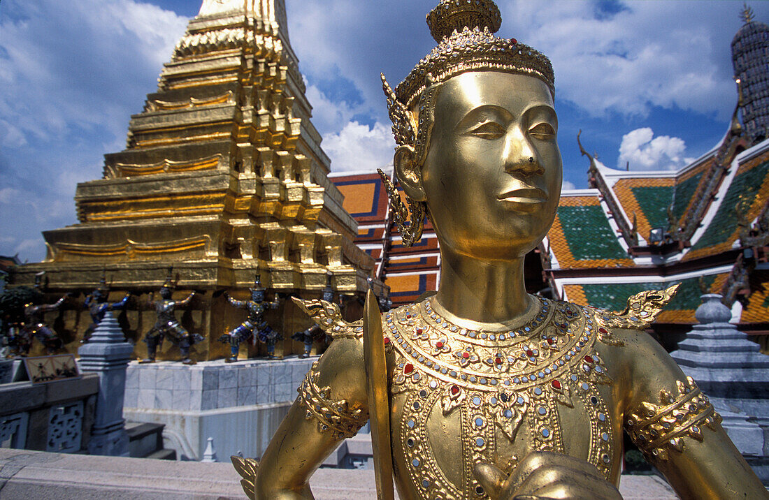 Vergoldete Figur im buddhistischen Tempel, Wat Phra Keo in Bangkok, Thailand.
