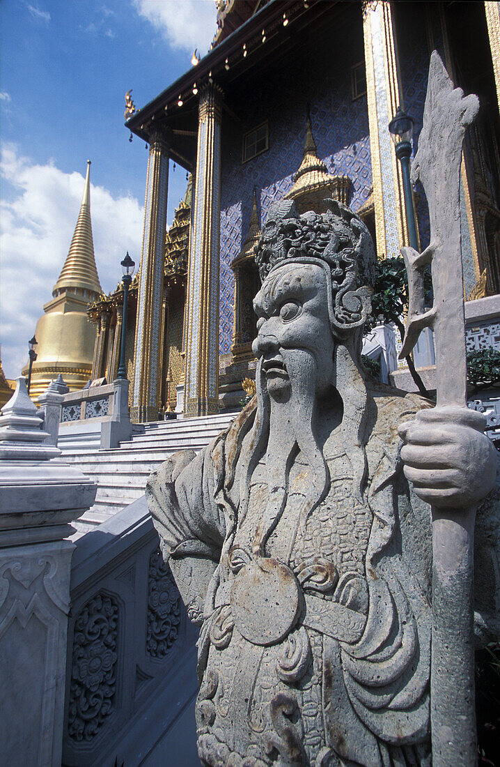 Chinesische Wachfiguren am Eingang zum buddhistischen Wat Phra Keo, einem großen Tempel auf dem Gelände des Königspalastes in Bangkok, Thailand.
