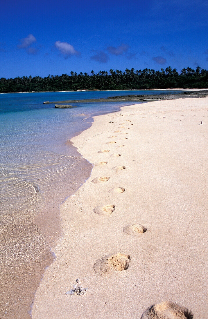 Königreich Tonga, Ha'apai, Fußabdrücke im Sand der klaren blauen Wasserlagune; Insel Foa