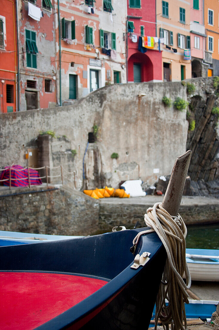 Blick auf bunte Gebäude und Boote in einem Fluss in Riomaggiore in Cinque Terra; Riomaggiore, Ligurien, Italien