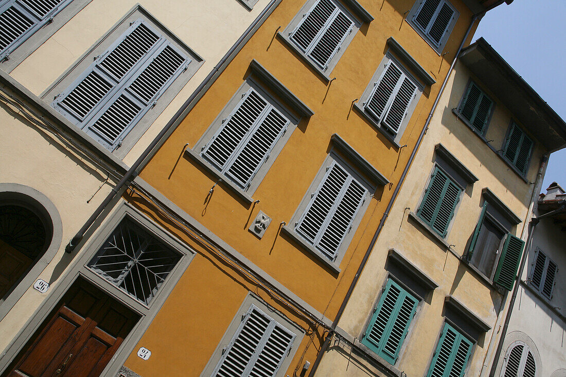 Traditionelle Wohnungen mit Fensterläden an den Fenstern südlich des Flusses Arno in einer typischen Gegend im Zentrum von Florenz in der Toskana. Italien. Juni.
