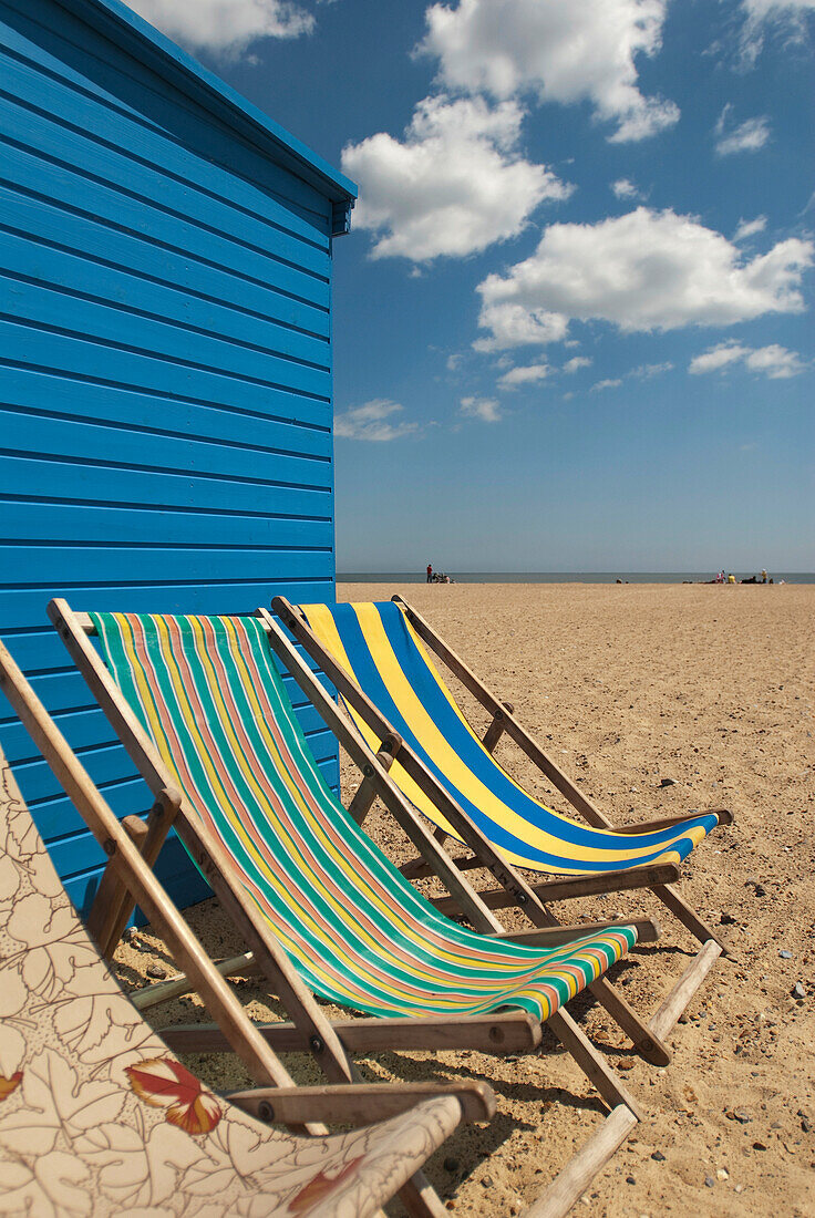 Liegestühle am Südstrand, Great Yarmouth, Norfolk, England, Vereinigtes Königreich